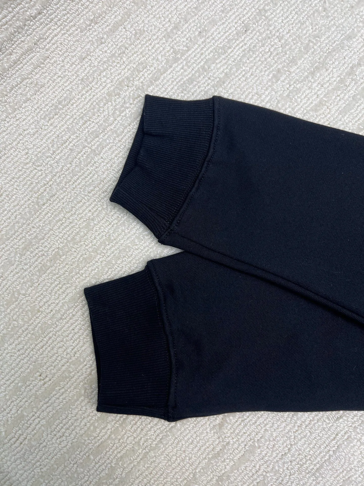 P350 𝗖𝗵𝗿𝗼𝗺𝗲 𝗛𝗲𝗮𝗿𝘁𝘀Cro Heart Pure cotton terry zipper hooded jacket High weight cotton double yarn 380g large terry fabric, fixed and dyed matching ribs, customized full set of accessories, clear letters and perfect restoration without difference. High-end atmosphere, full of class, imported rubber paddle printing graphics and customized bead blasting technology, all wiring is a special machine chain double line.  Size: M L XL XXL
